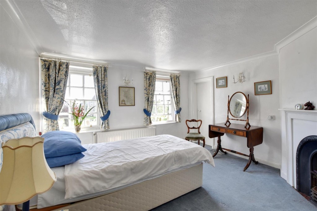 Lot: 129 - PERIOD HOUSE FOR IMPROVEMENT - Bedroom